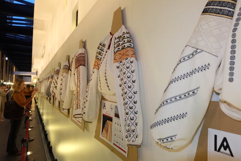 IA Aidoma Luxembourg Blouse Roumaine